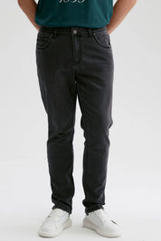 Jeans hombre slim gris oscuro con ajuste slim y diseño moderno
