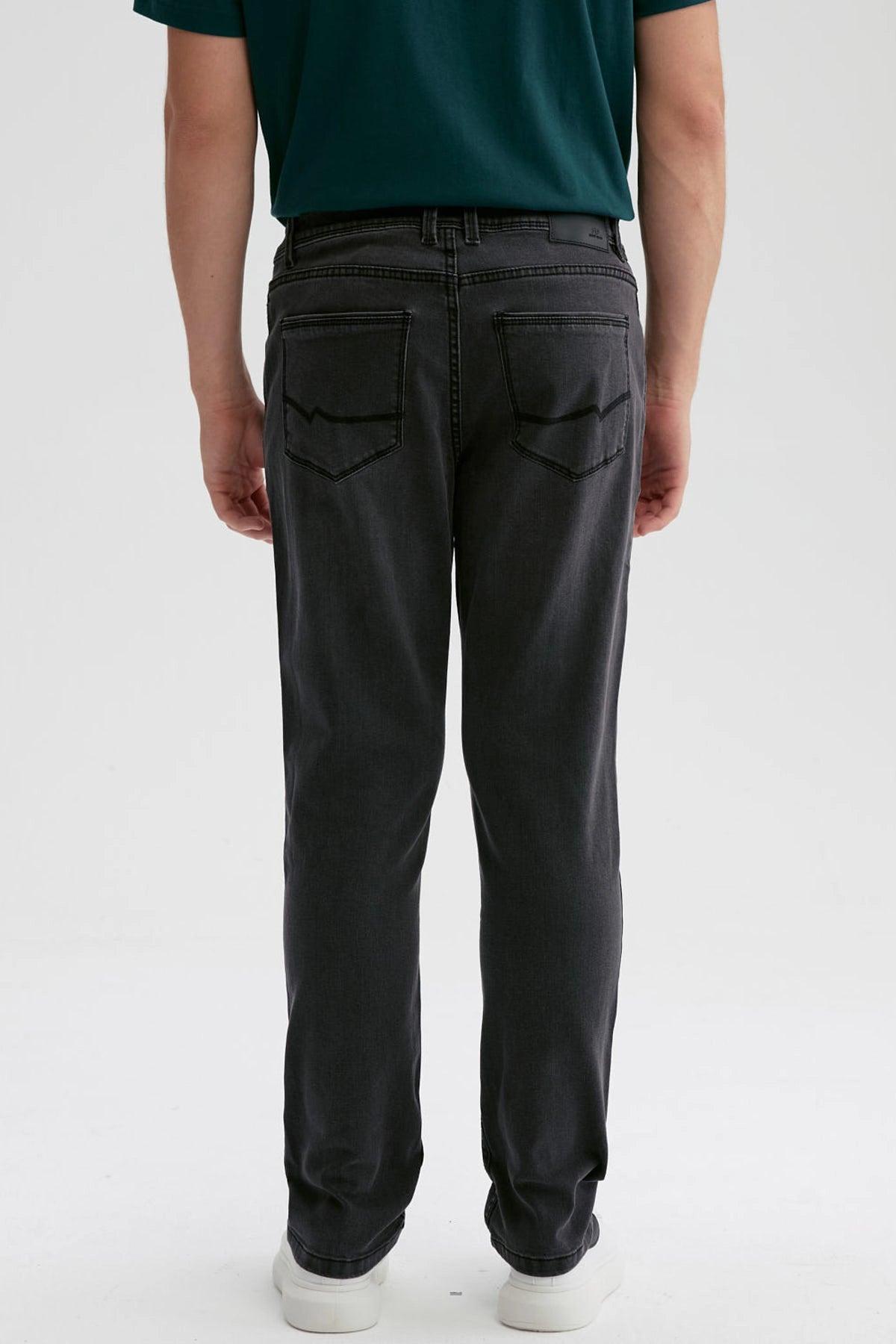 Jeans hombre slim gris oscuro con ajuste slim y diseño moderno
