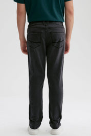 Jeans hombre slim gris oscuro con ajuste slim y diseño moderno