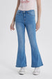 Jeans flare de mujer azul claro con diseño acampanado y cierre frontal visible