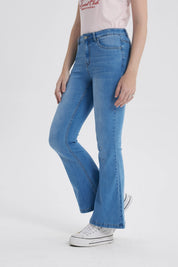 Jeans flare de mujer azul claro con diseño acampanado y cierre frontal visible