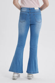 Jeans flare de mujer azul claro con diseño acampanado y cierre frontal visible