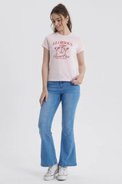 Jeans flare de mujer azul claro con diseño acampanado y cierre frontal visible