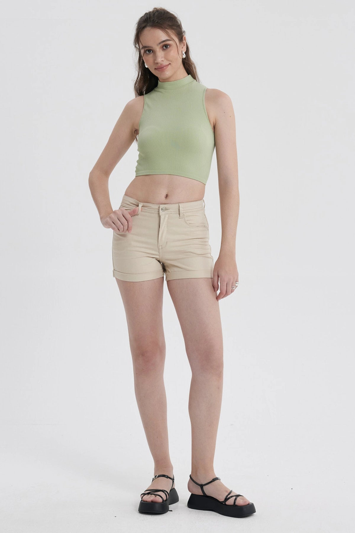 Short Mujer Color Roll Up Tiro Alto Beige Claro