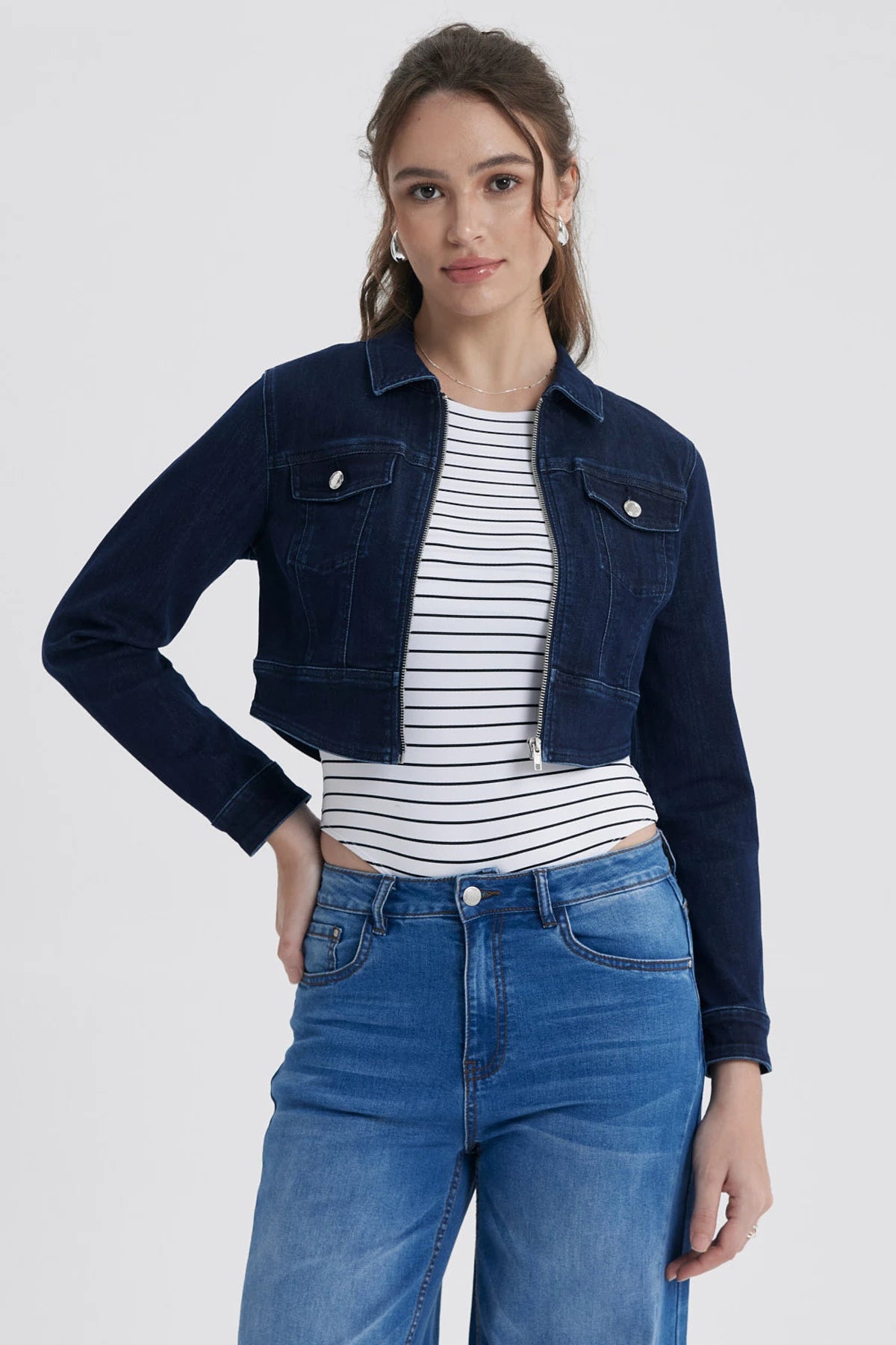 Chaqueta azul mujer con botones y bolsillos frontales