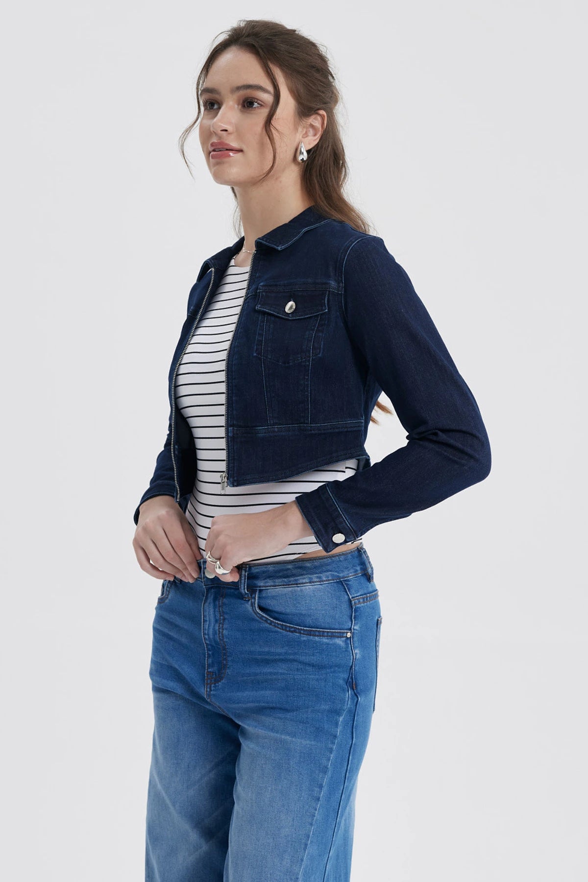 Chaqueta azul mujer con botones y bolsillos frontales