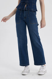 Jeans mujer calce recto azul con bolsillos visibles y diseño moderno