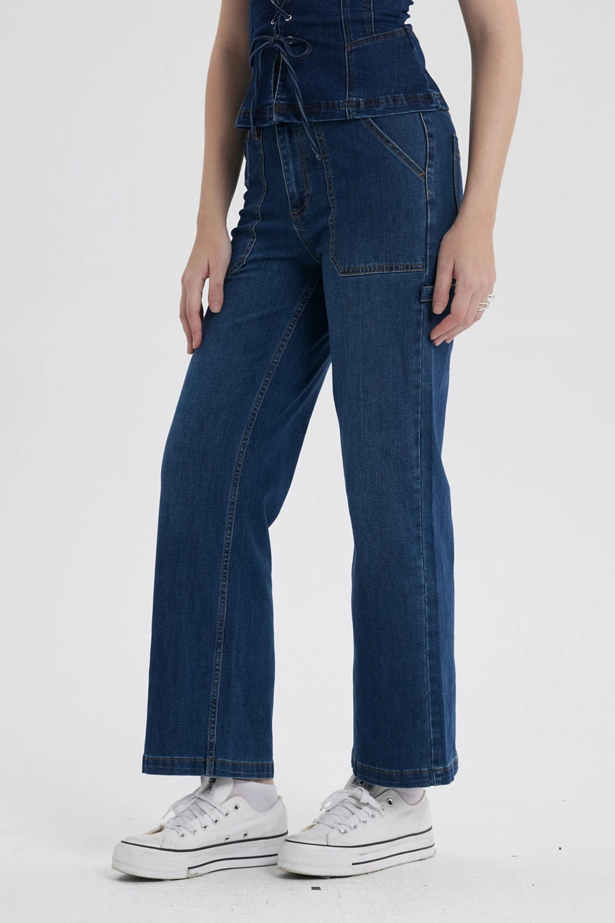 Jeans mujer calce recto azul con bolsillos visibles y diseño moderno