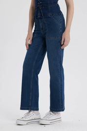 Jeans mujer calce recto azul con bolsillos visibles y diseño moderno