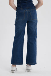 Jeans mujer calce recto azul con bolsillos visibles y diseño moderno