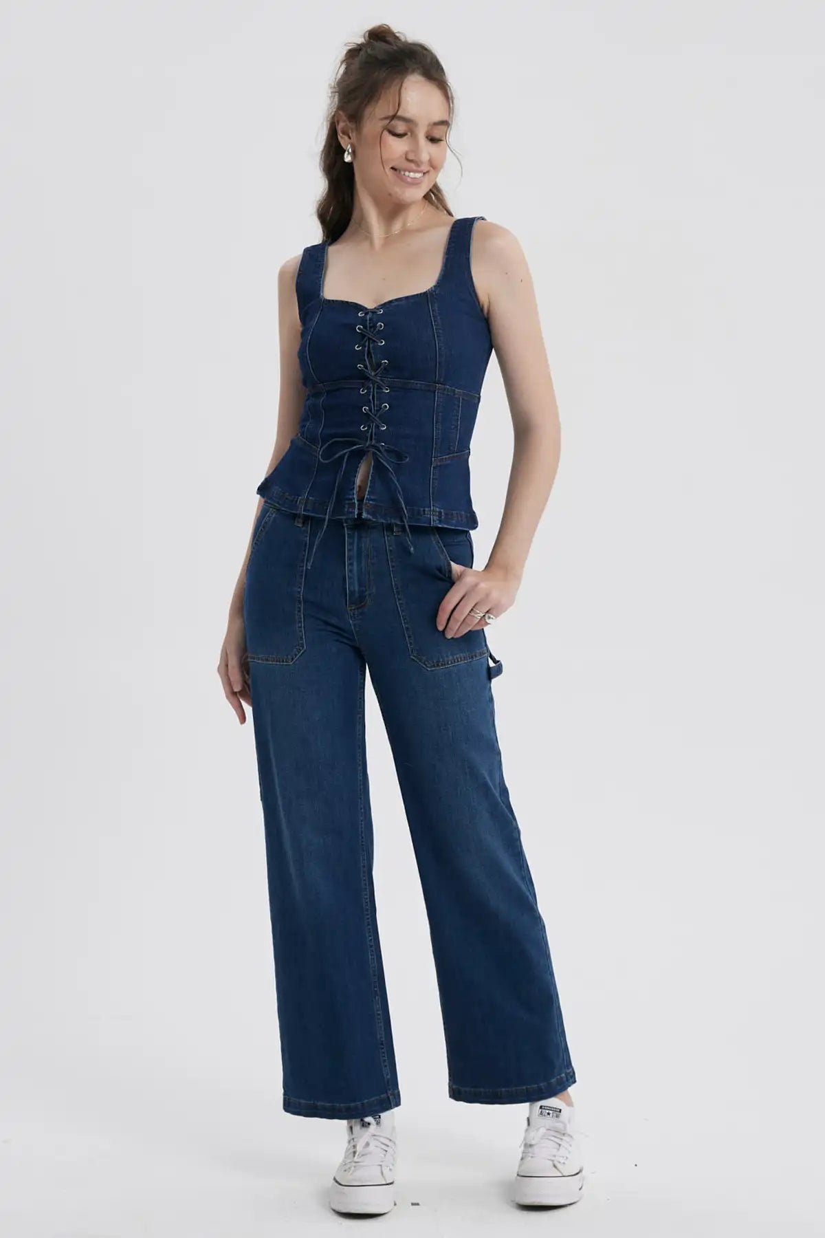 Jeans mujer calce recto azul con bolsillos visibles y diseño moderno