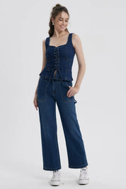 Jeans mujer calce recto azul con bolsillos visibles y diseño moderno