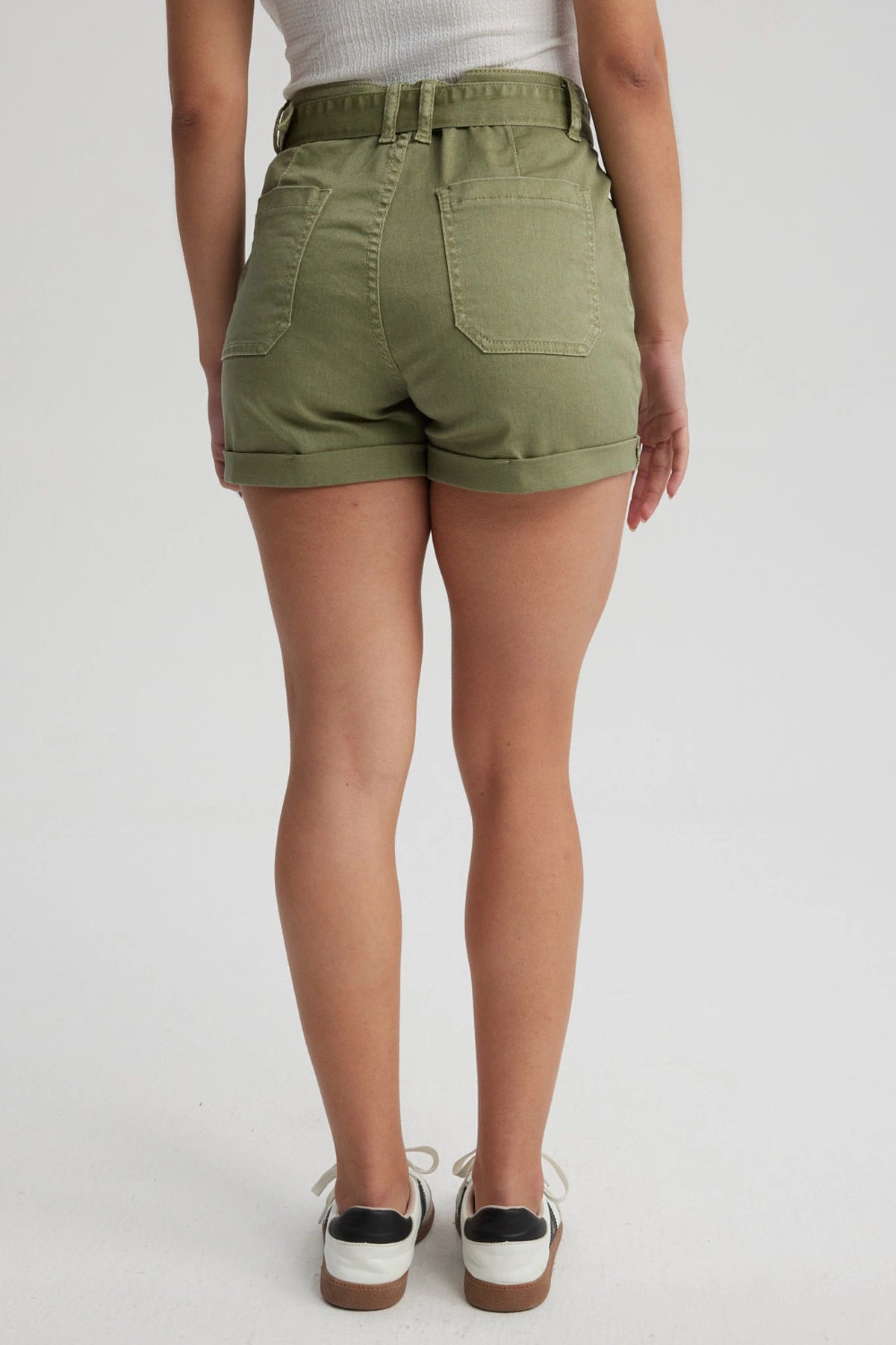Short Mujer Mom Tiro Alto Bolsillo Diagonal Verde Militar