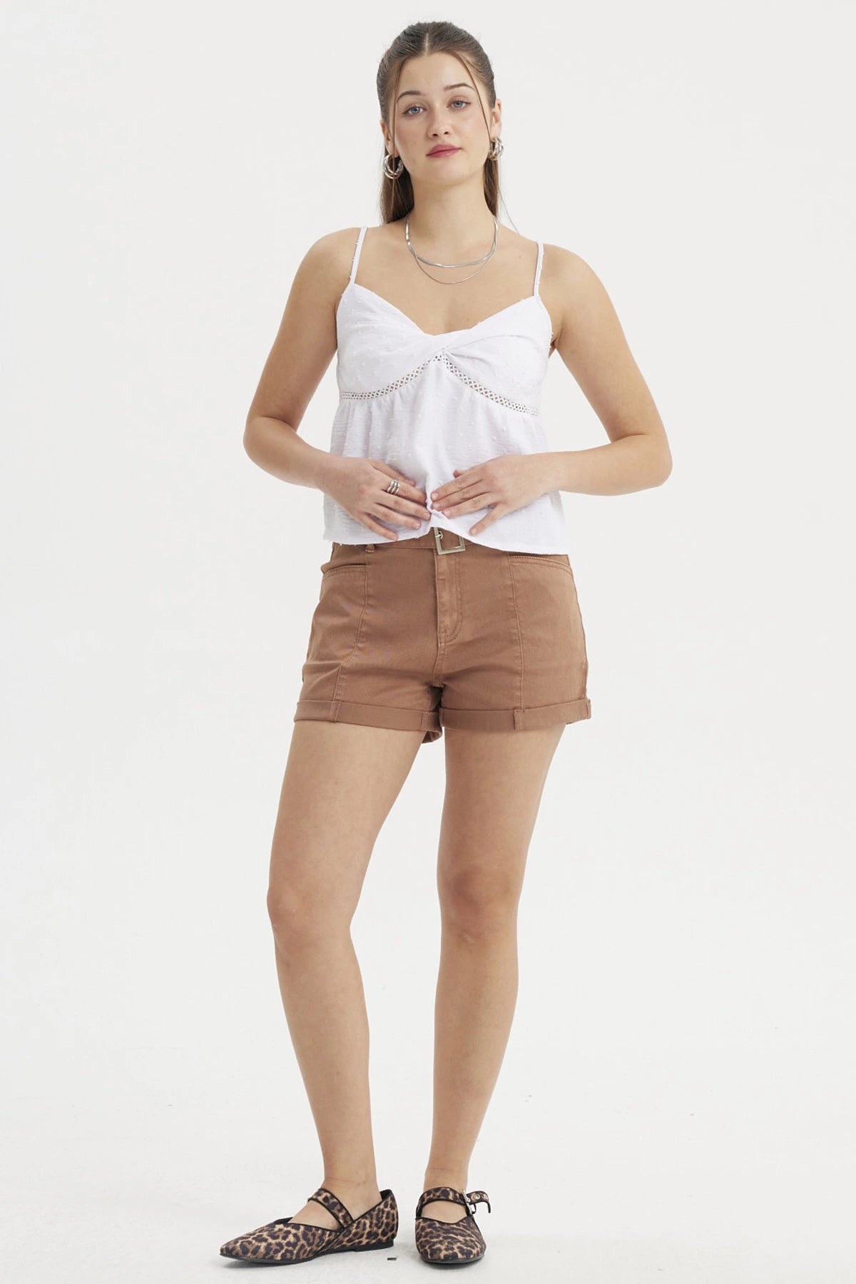 Short Mujer Mom Tiro Alto Bolsillo Diagonal Café Claro