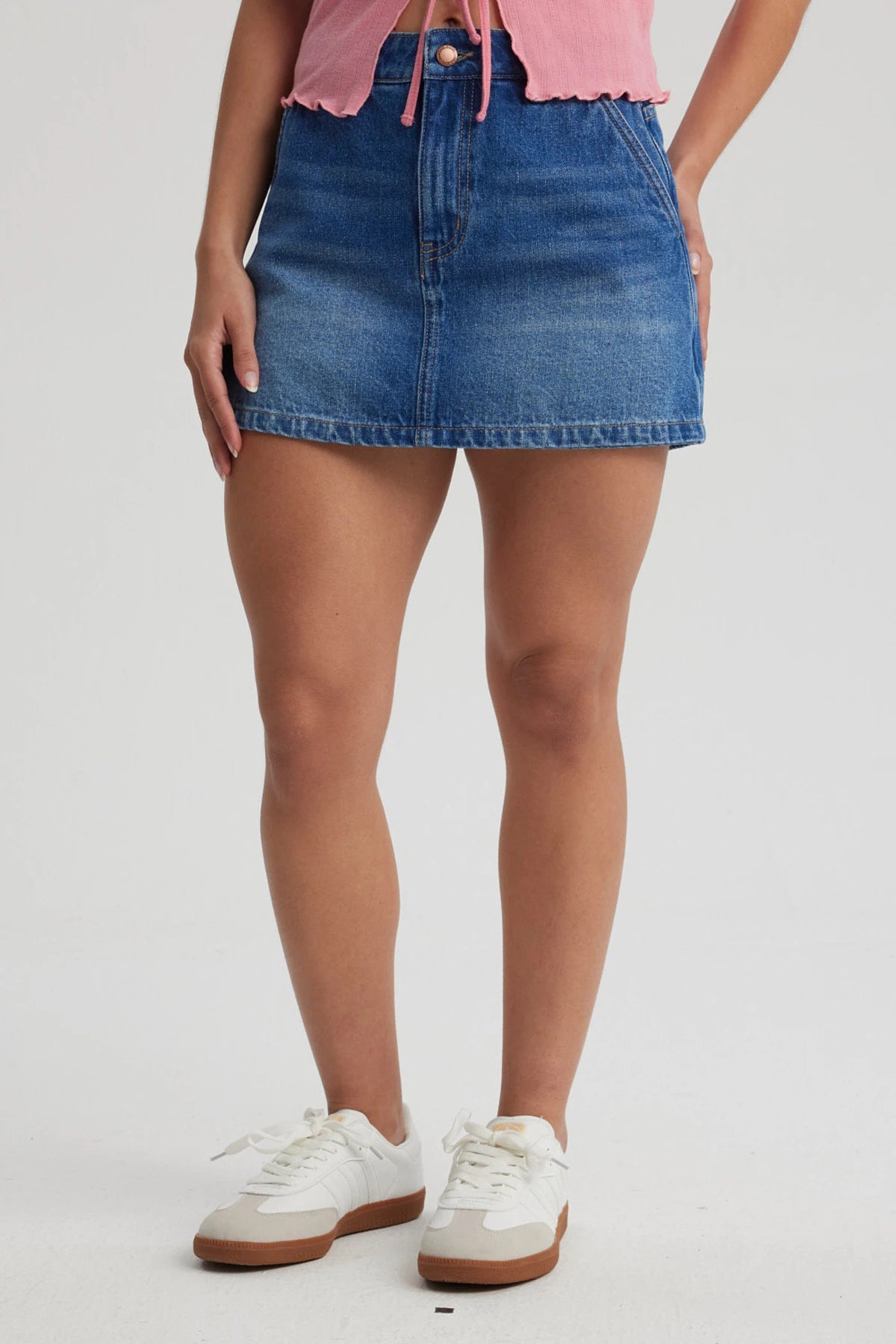 Short azul para mujer de algodón con diseño liso ajuste en la cintura y longitud por encima de la rodilla