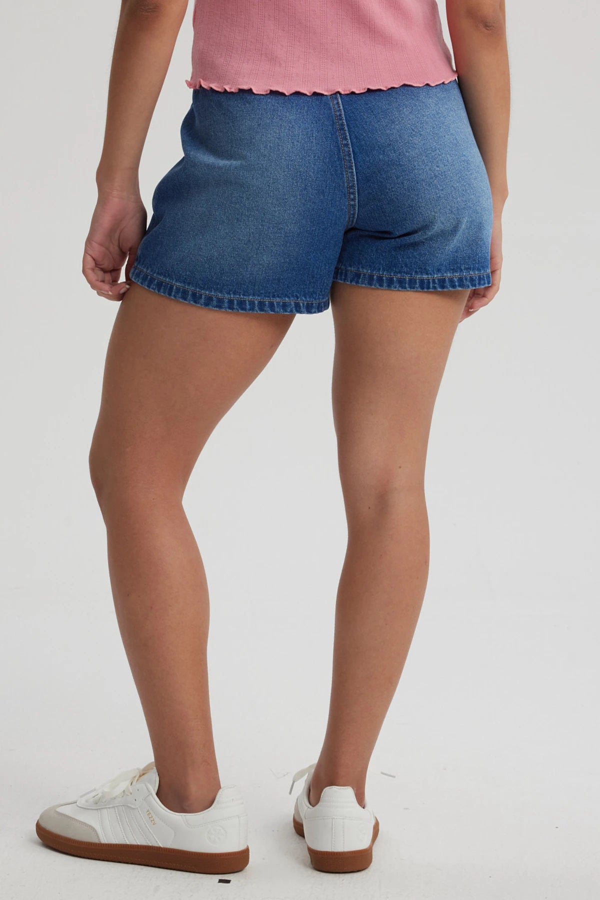 Short azul para mujer de algodón con diseño liso ajuste en la cintura y longitud por encima de la rodilla