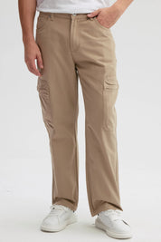 Jeans baggy cargo beige para hombre con bolsillos grandes y diseño casual