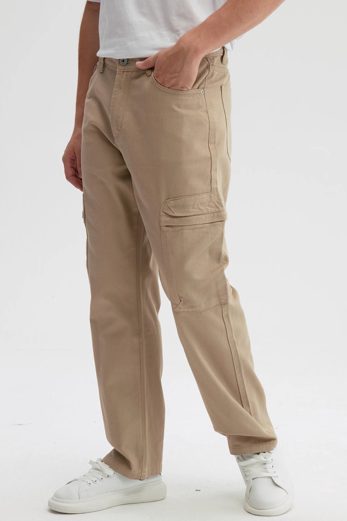 Jeans baggy cargo beige para hombre con bolsillos grandes y diseño casual