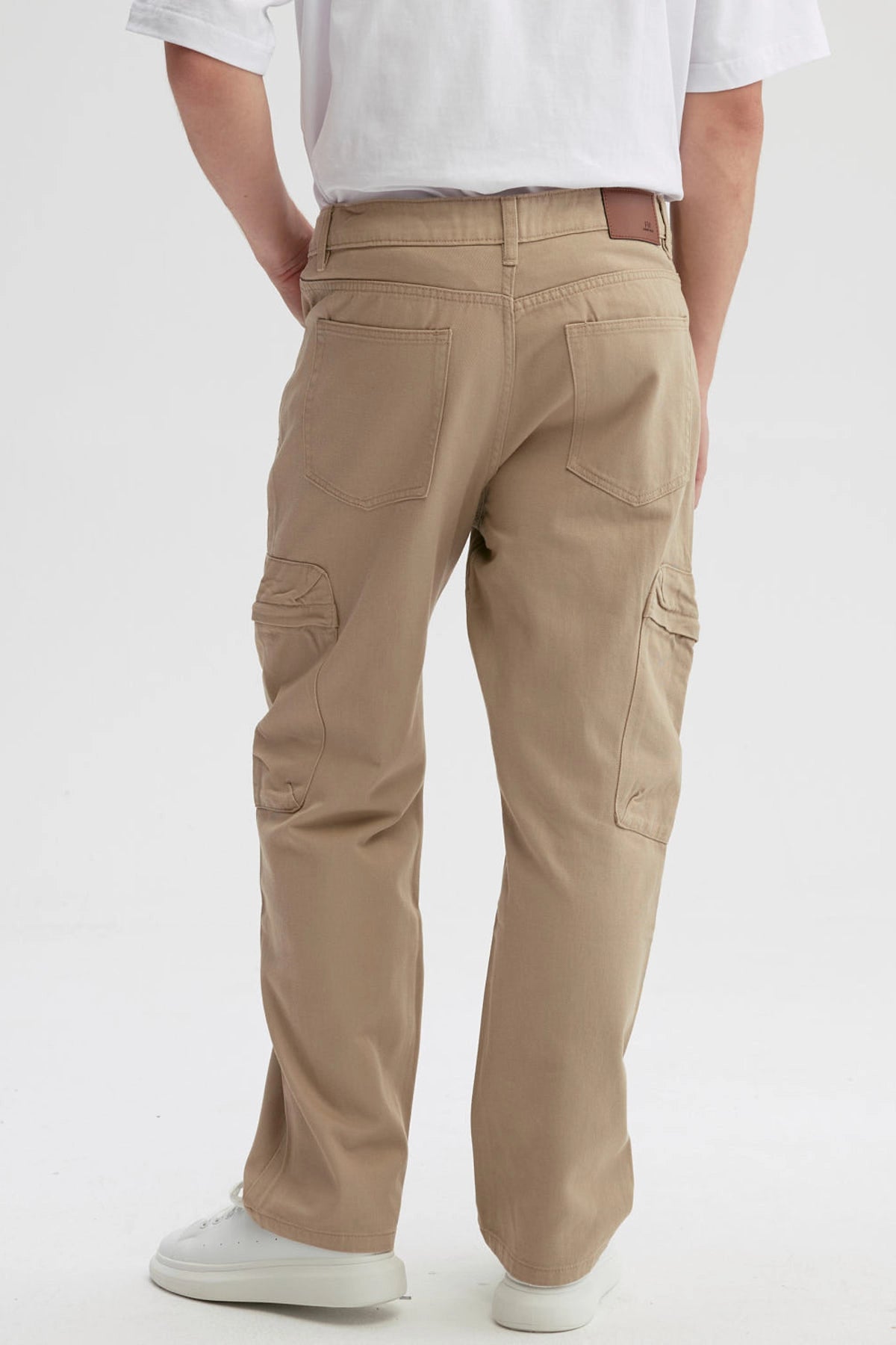 Jeans baggy cargo beige para hombre con bolsillos grandes y diseño casual