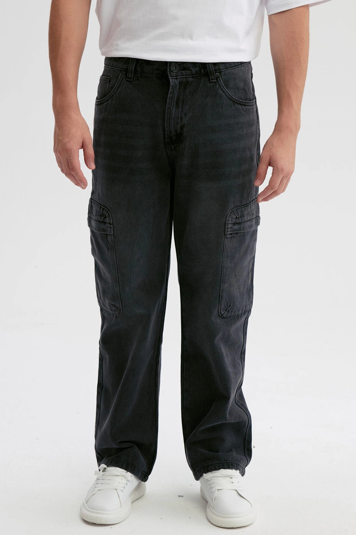 Jeans negros de hombre estilo baggy cargo con bolsillos laterales visibles