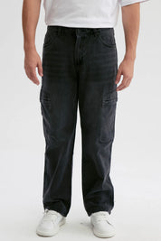 Jeans negros de hombre estilo baggy cargo con bolsillos laterales visibles