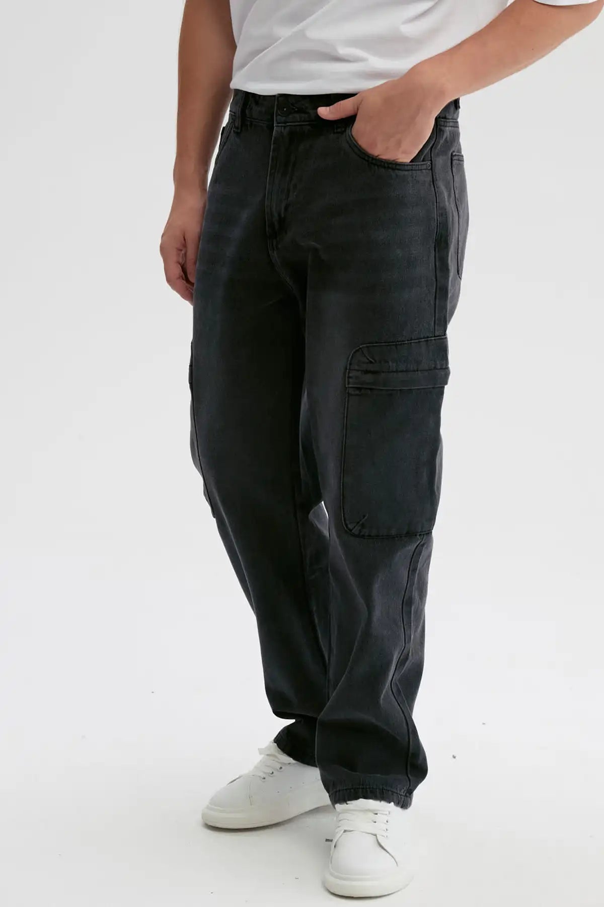 Jeans negros de hombre estilo baggy cargo con bolsillos laterales visibles