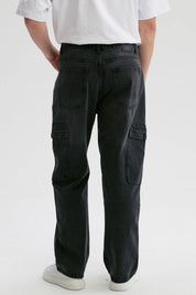 Jeans negros de hombre estilo baggy cargo con bolsillos laterales visibles