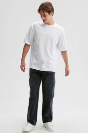 Jeans negros de hombre estilo baggy cargo con bolsillos laterales visibles