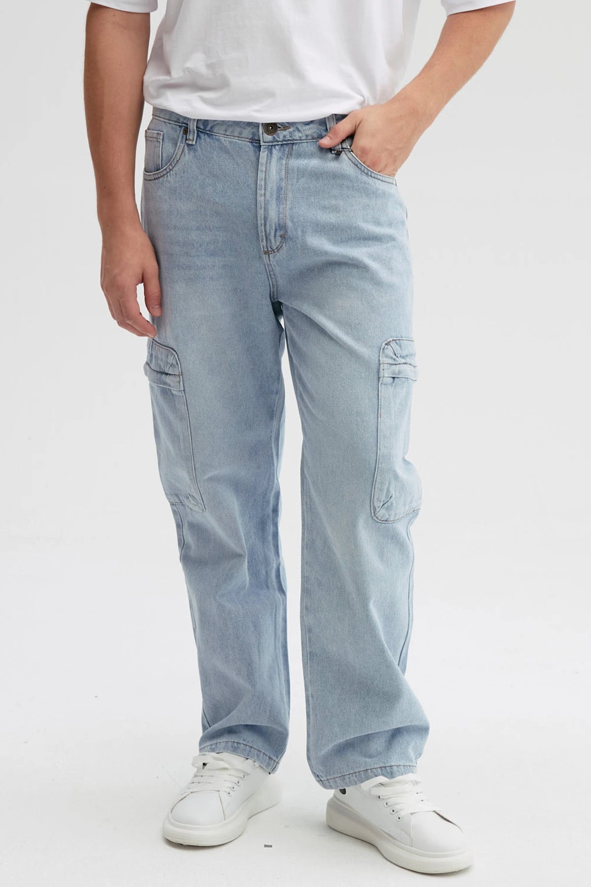 Jeans baggy cargo azul para hombre con bolsillos laterales visibles