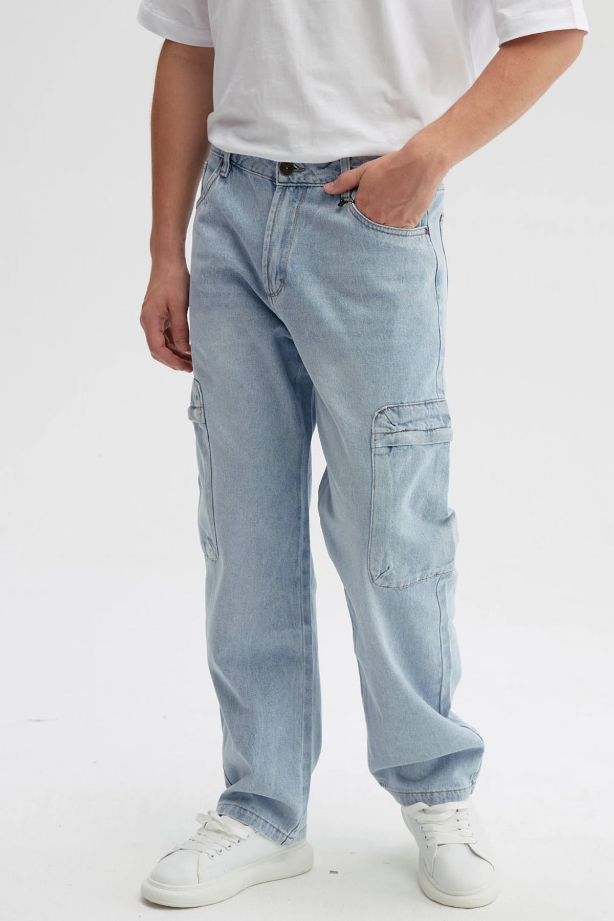 Jeans baggy cargo azul para hombre con bolsillos laterales visibles