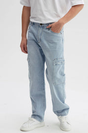 Jeans baggy cargo azul para hombre con bolsillos laterales visibles