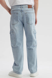 Jeans baggy cargo azul para hombre con bolsillos laterales visibles
