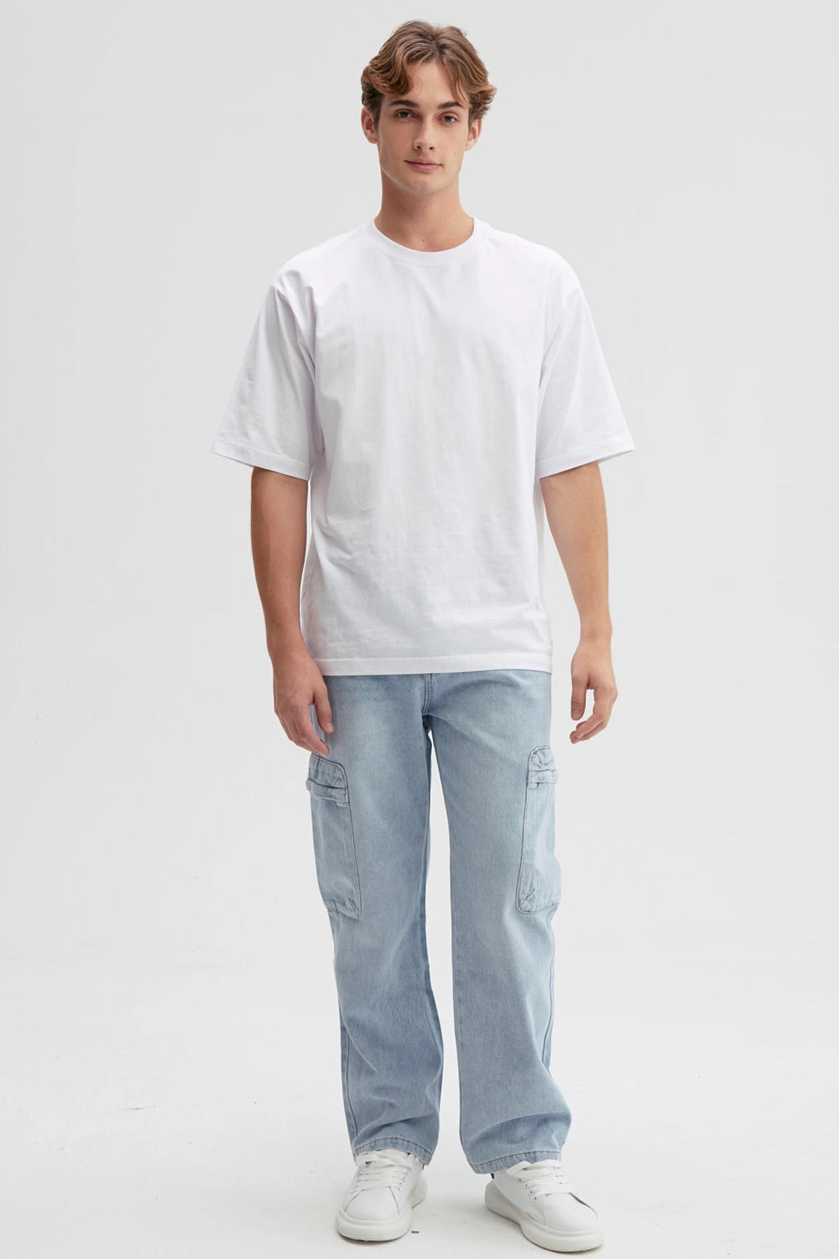 Jeans baggy cargo azul para hombre con bolsillos laterales visibles