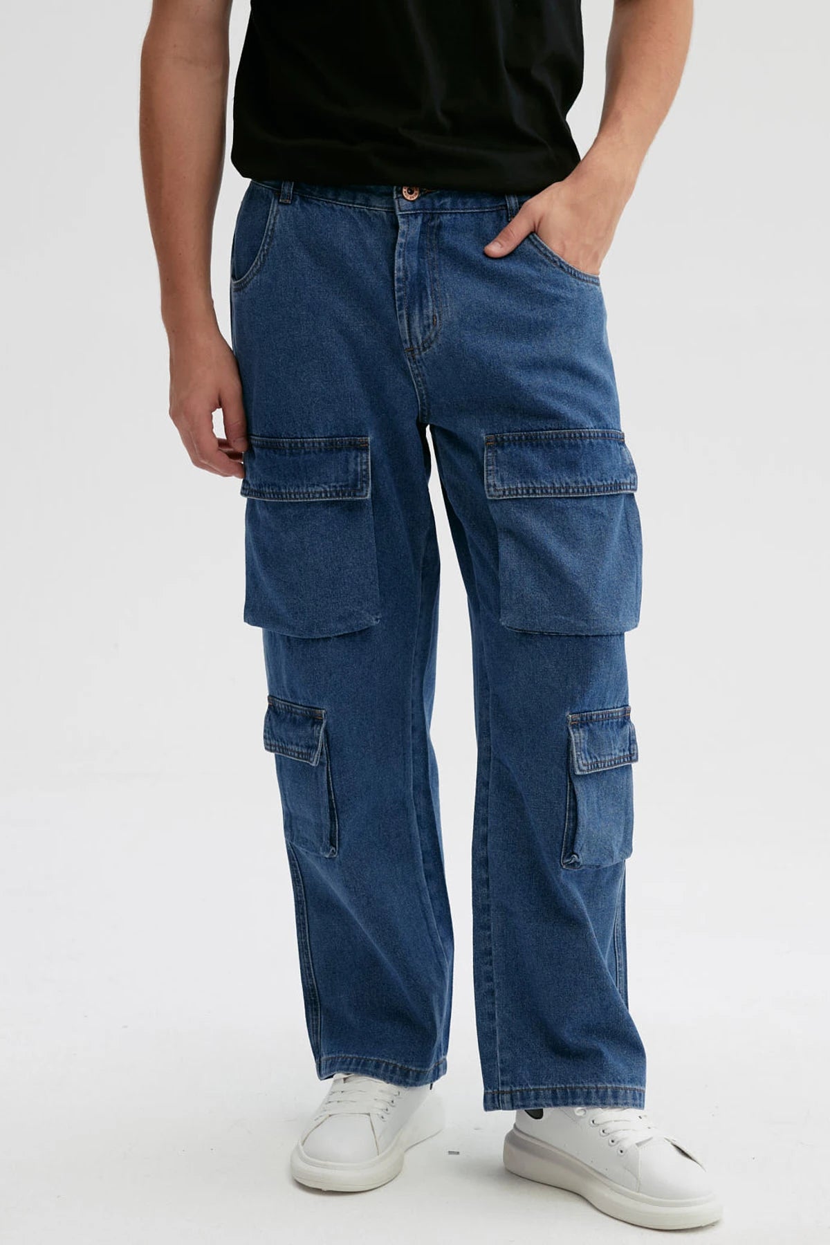 Jeans hombre azul retro con bolsillos cargo delanteros y corte relajado