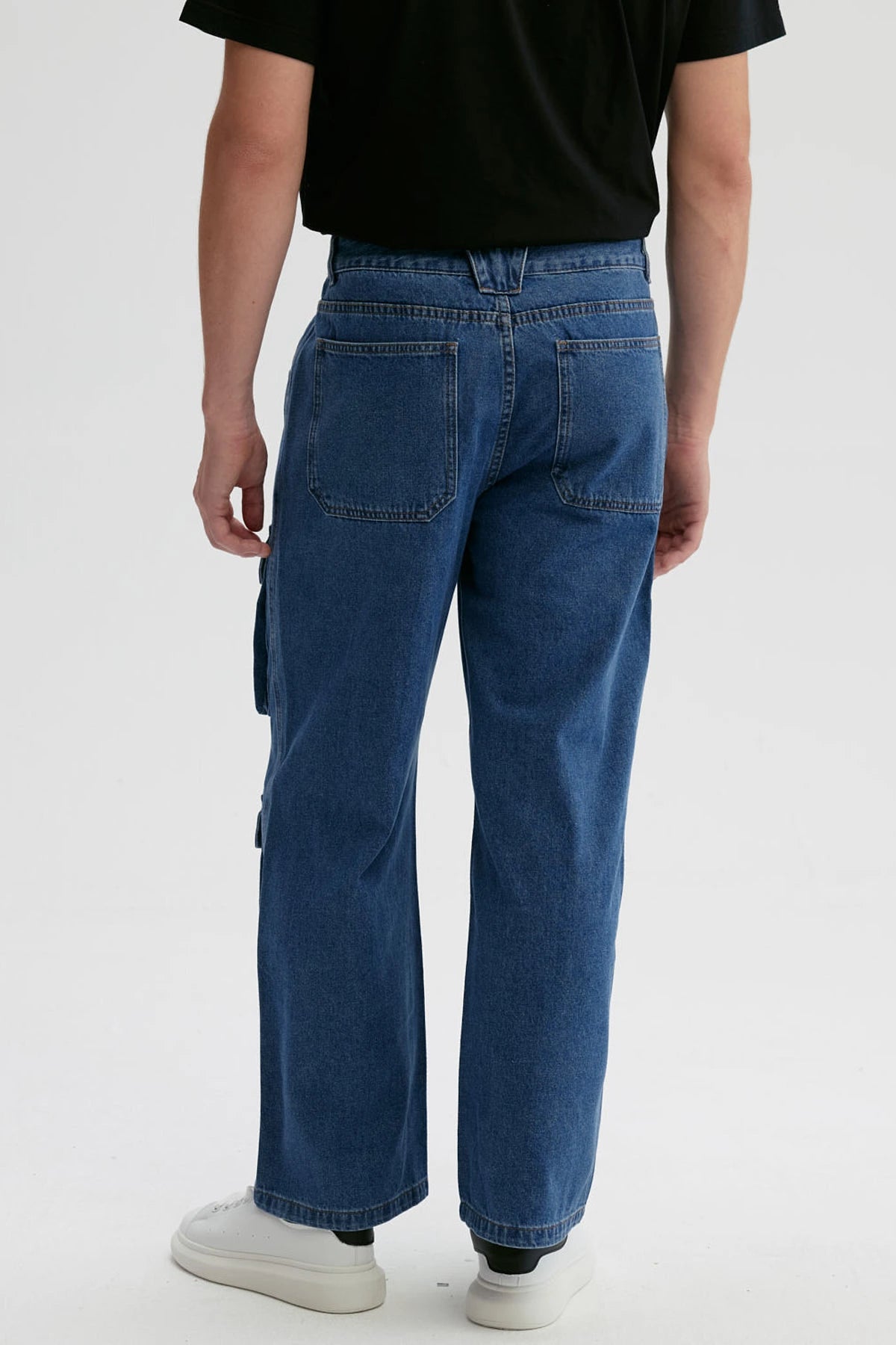 Jeans hombre azul retro con bolsillos cargo delanteros y corte relajado