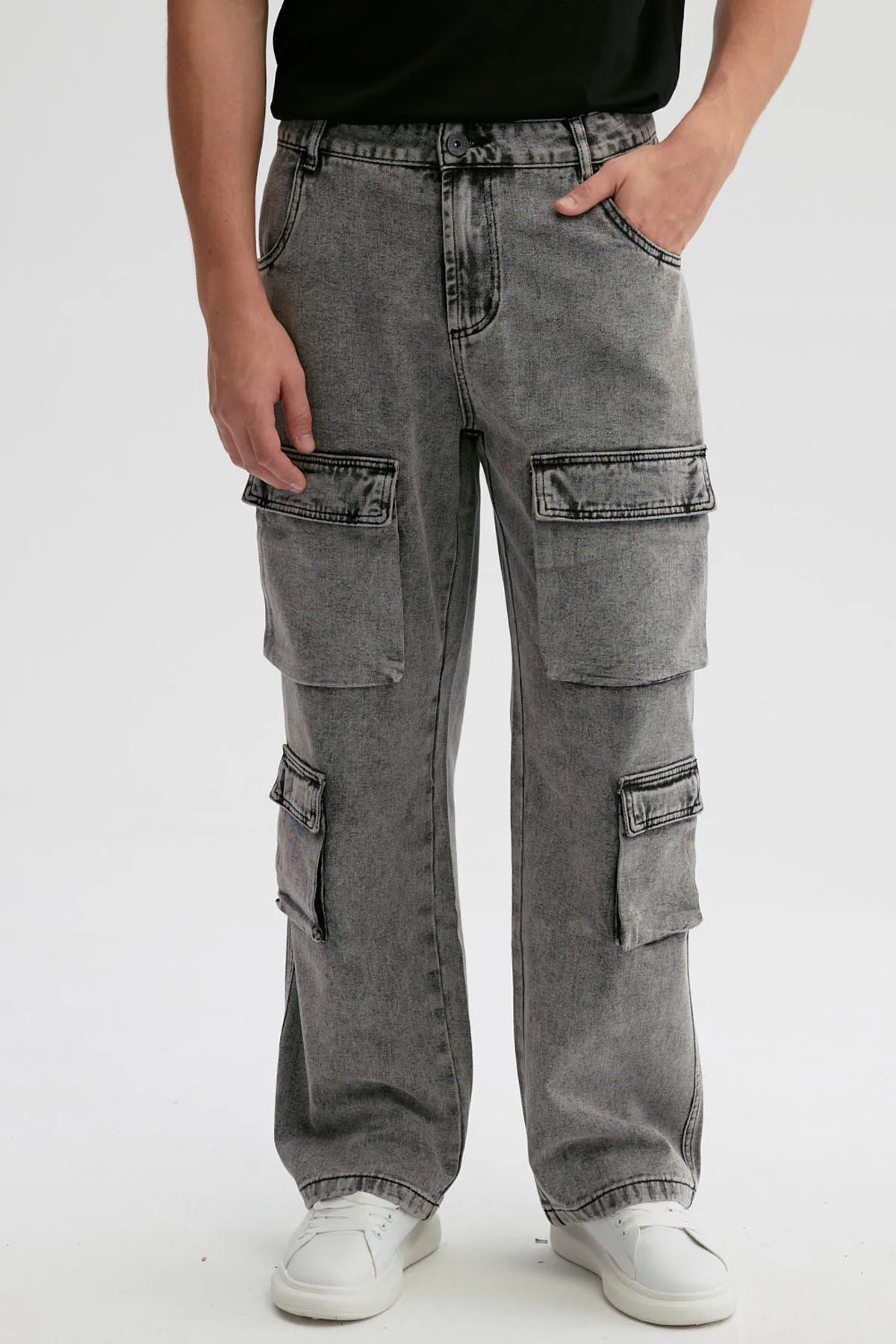 Jeans hombre gris con bolsillos cargo delanteros y estilo casual