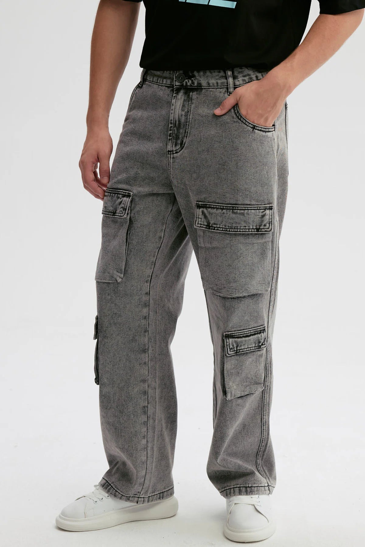 Jeans hombre gris con bolsillos cargo delanteros y estilo casual