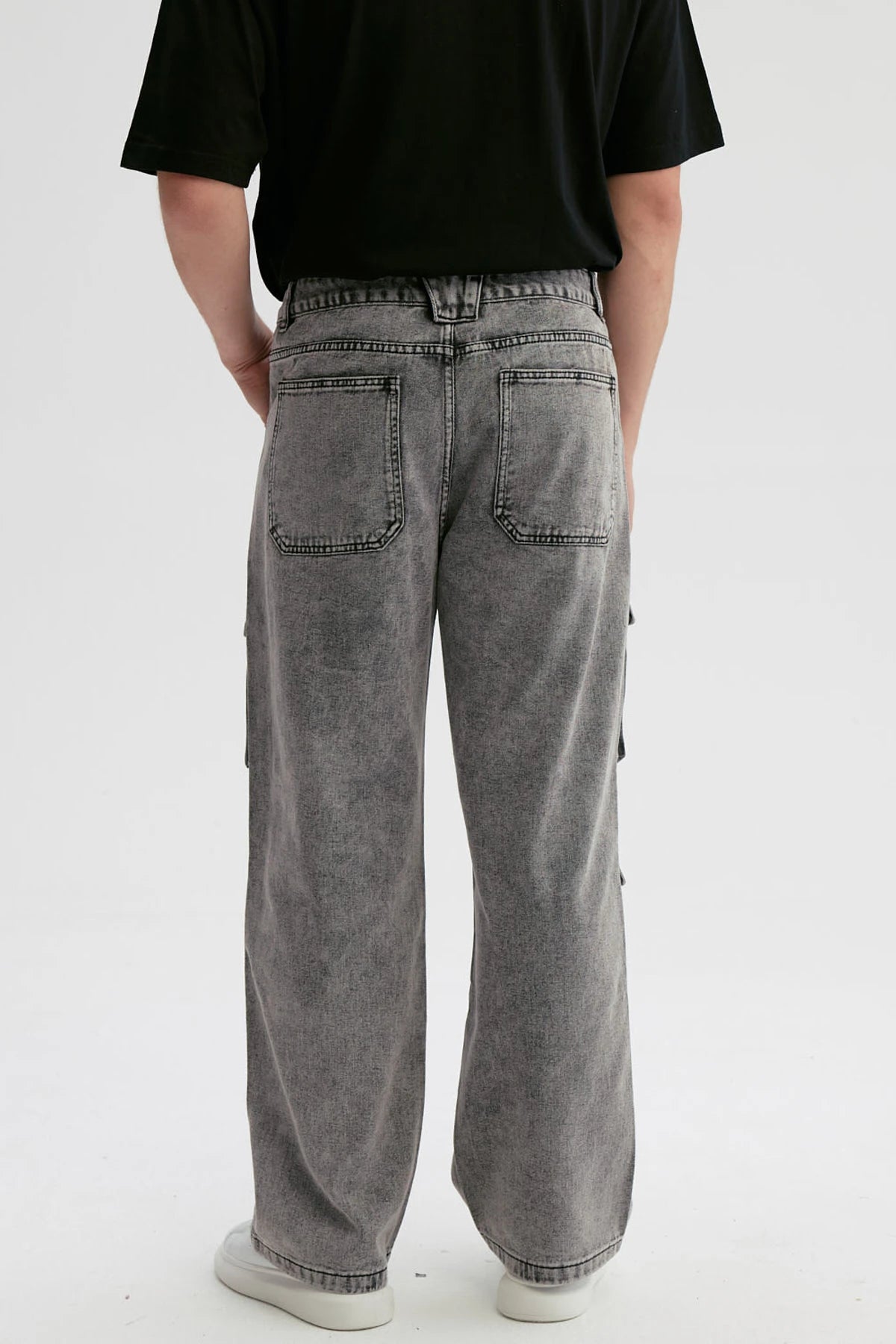Jeans hombre gris con bolsillos cargo delanteros y estilo casual