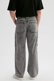 Jeans hombre gris con bolsillos cargo delanteros y estilo casual