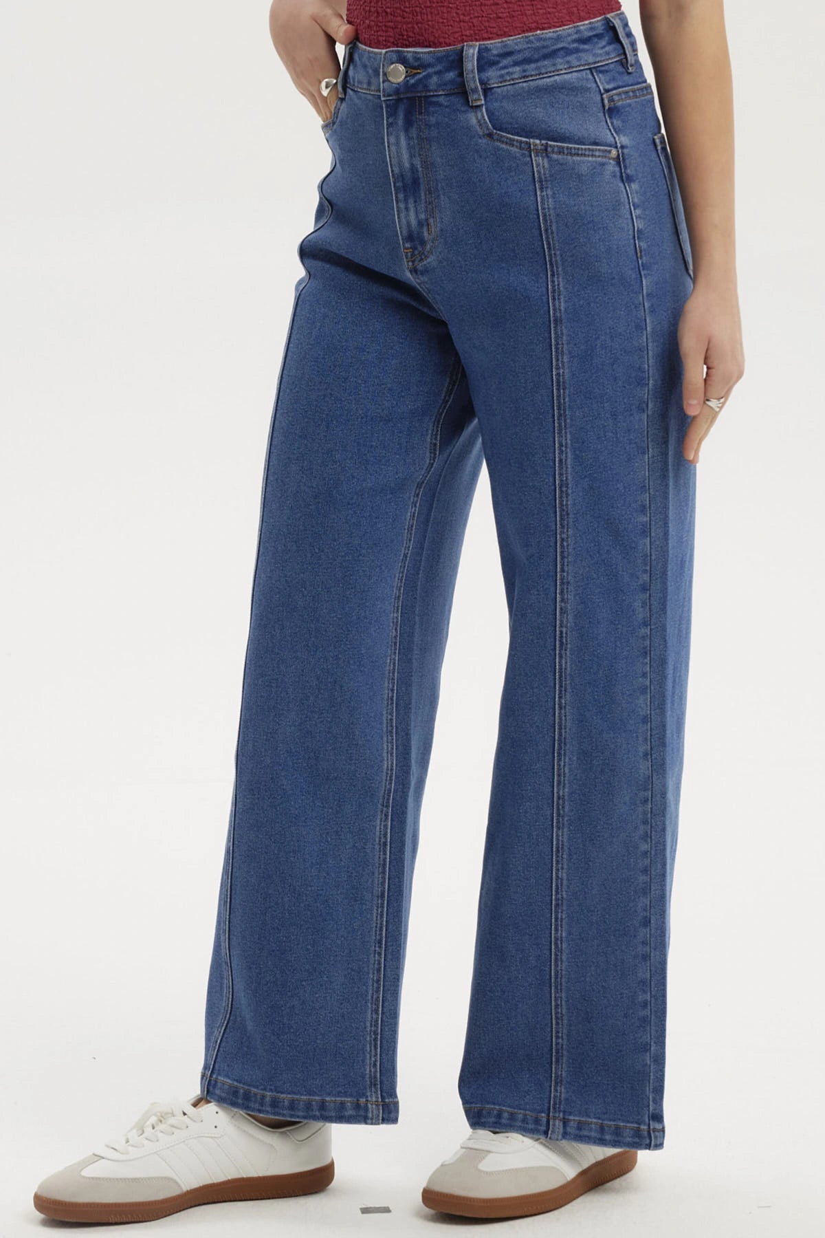 Jeans mujer wide leg azul oscuro con diseño liso costuras visibles estilo casual y corte amplio