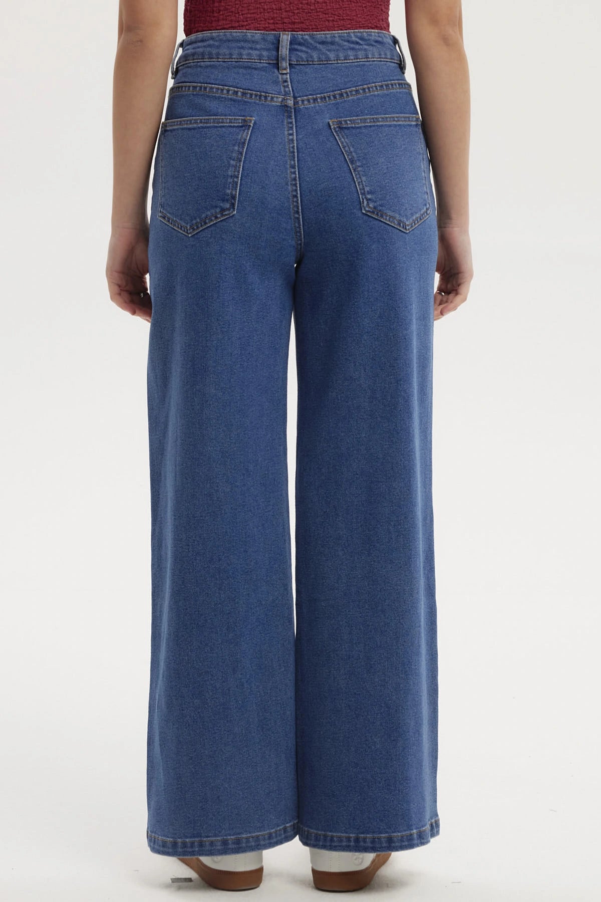 Jeans mujer wide leg azul oscuro con diseño liso costuras visibles estilo casual y corte amplio