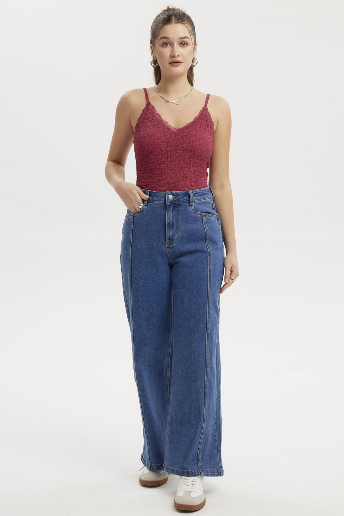 Jeans mujer wide leg azul oscuro con diseño liso costuras visibles estilo casual y corte amplio