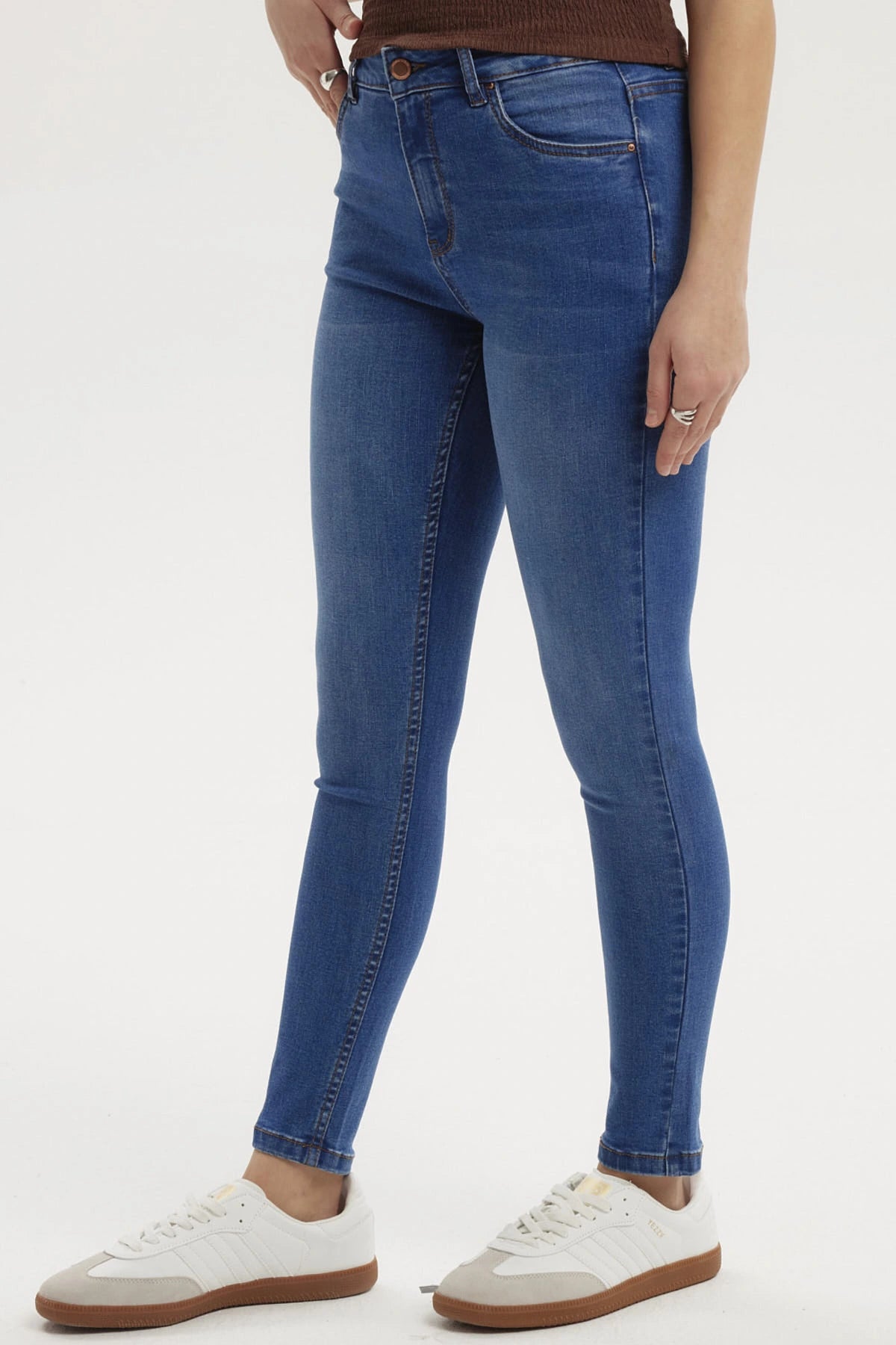 Jeans super skinny azul para mujer sin estampa de corte ajustado y cinco bolsillos visibles