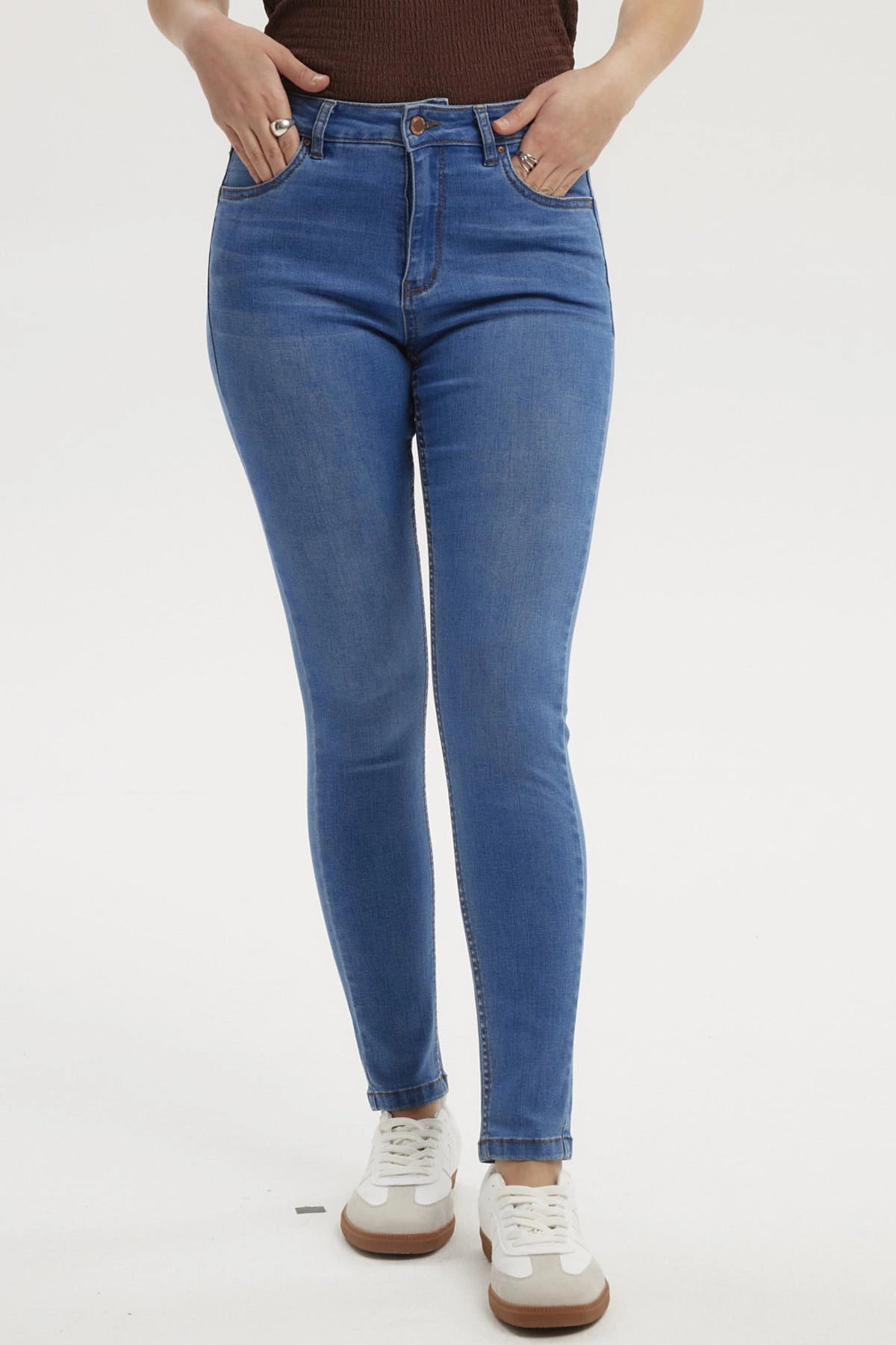 Jeans super skinny azul claro para mujer sin estampa con diseño ajustado y bolsillos visibles en la parte frontal