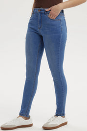 Jeans super skinny azul claro para mujer sin estampa con diseño ajustado y bolsillos visibles en la parte frontal
