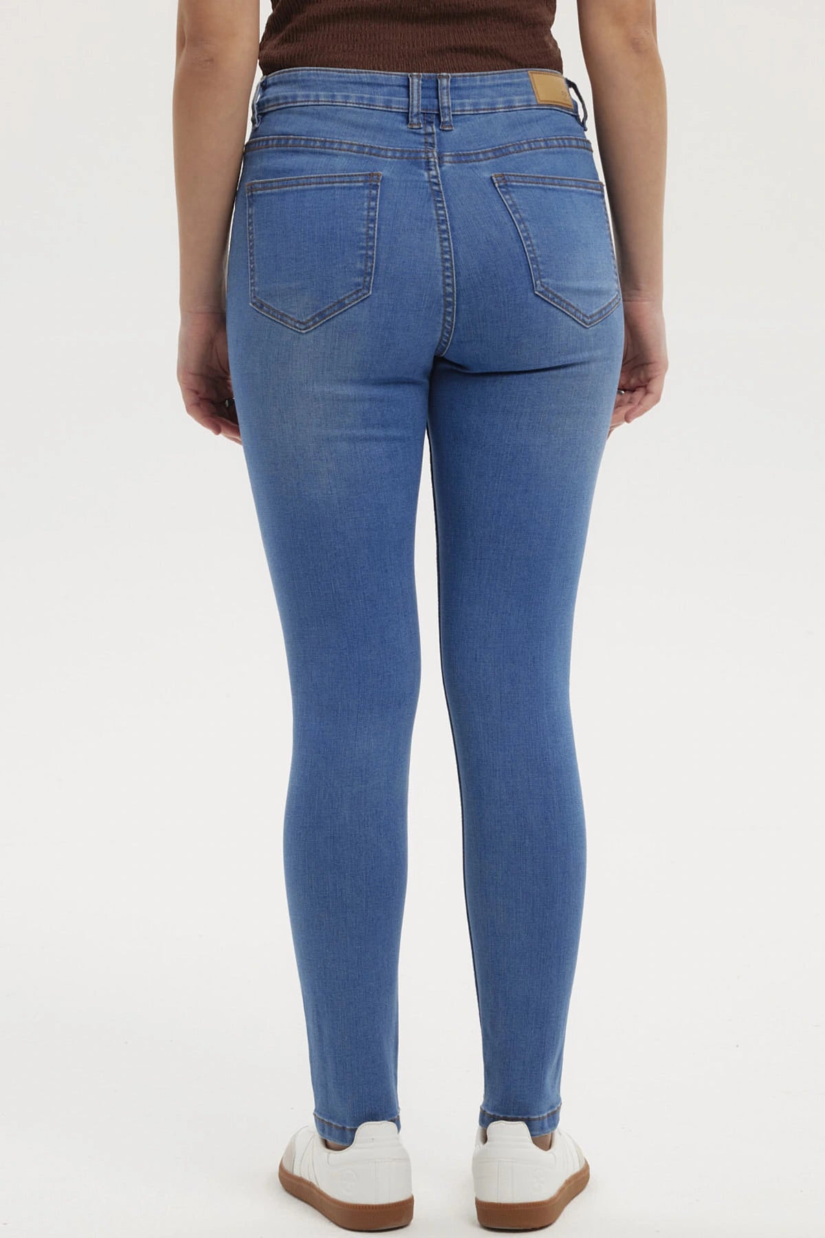 Jeans super skinny azul claro para mujer sin estampa con diseño ajustado y bolsillos visibles en la parte frontal