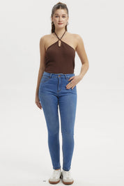 Jeans super skinny azul claro para mujer sin estampa con diseño ajustado y bolsillos visibles en la parte frontal