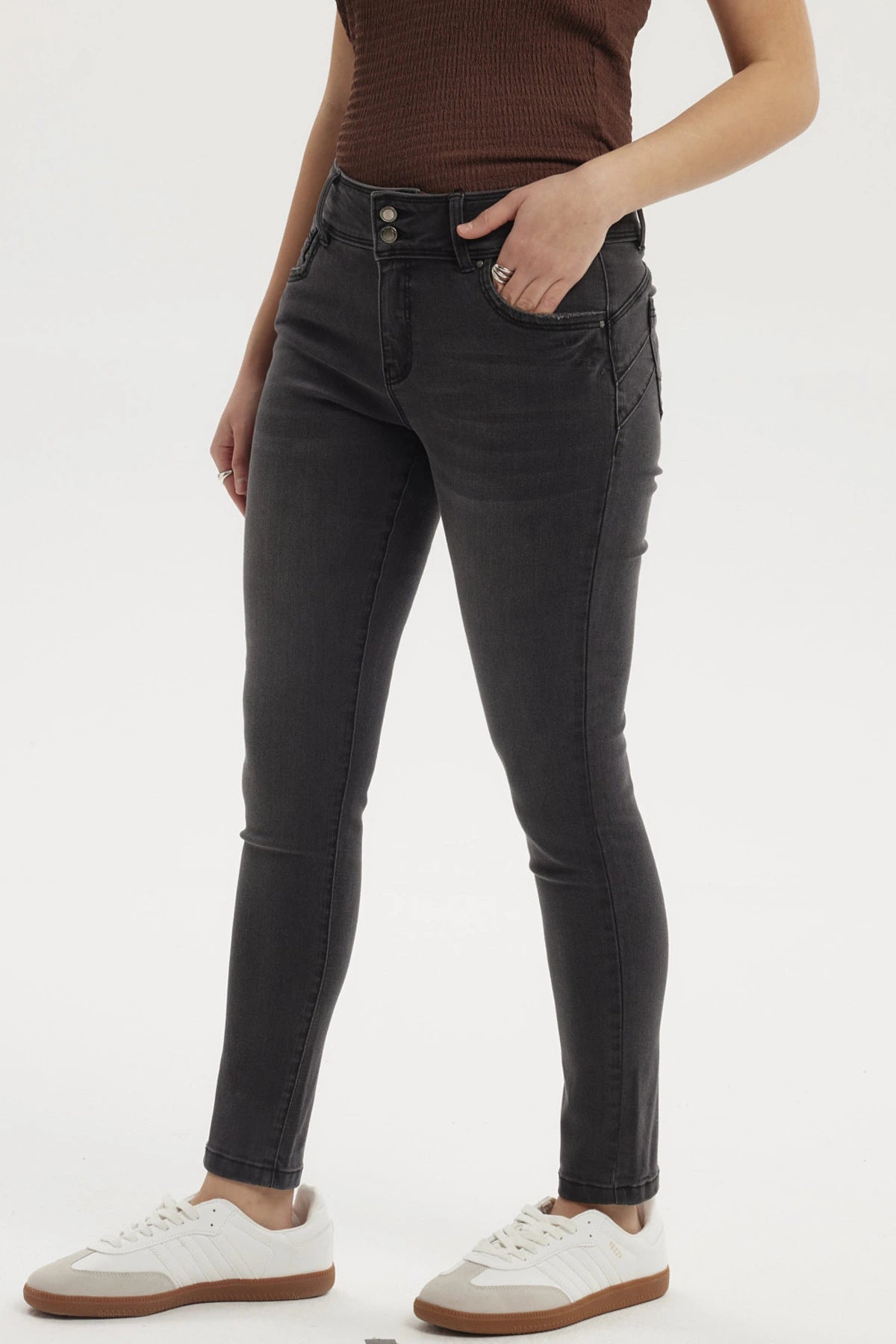 Jeans mujer skinny negro ajustados con dos botones delanteros y cinco bolsillos sin estampa lisa