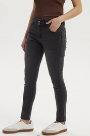 Jeans mujer skinny negro ajustados con dos botones delanteros y cinco bolsillos sin estampa lisa