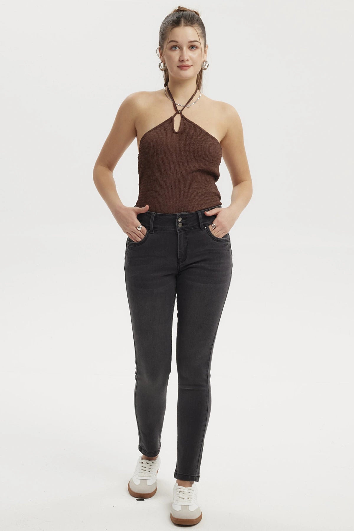 Jeans mujer skinny negro ajustados con dos botones delanteros y cinco bolsillos sin estampa lisa